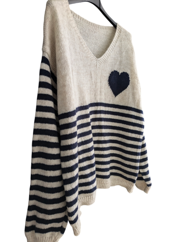 Pull beige à motifs bleu marine